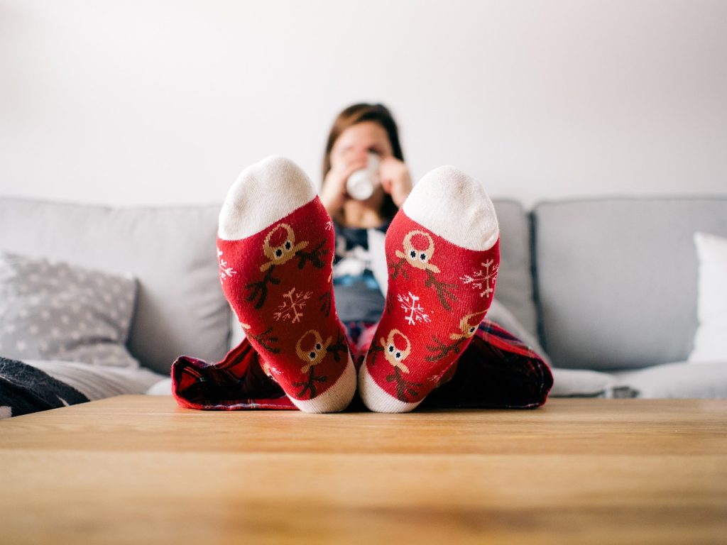 feet, socks, living room-932346.jpg